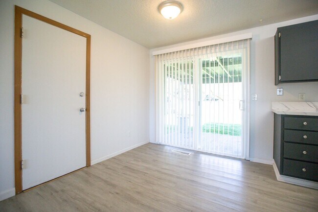 Foto del edificio - *** 3 Bedroom Woodburn home available now ***