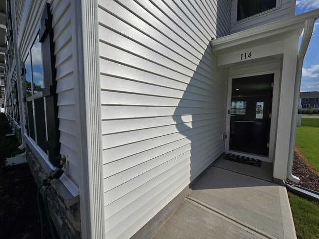 Foto del edificio - 114 Holmes Corner Dr