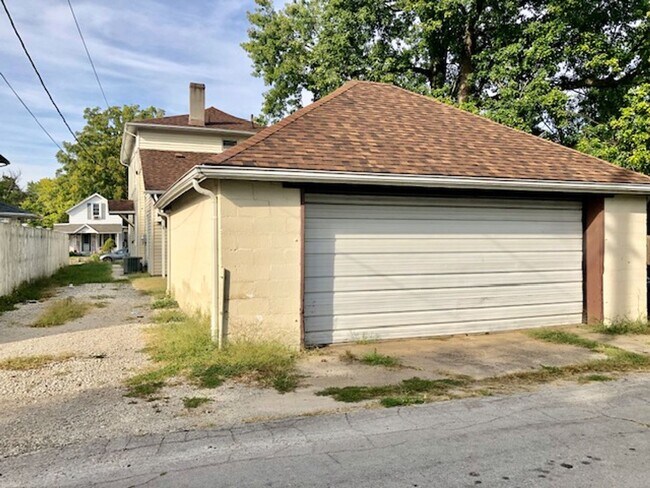 Building Photo - 548 E Pearl St