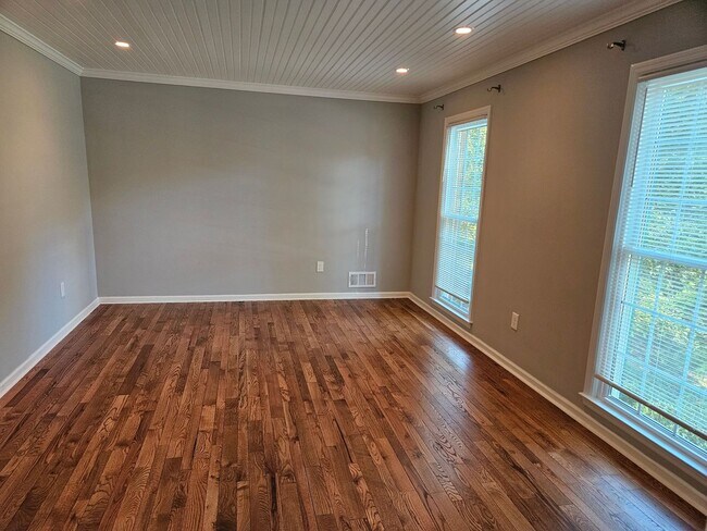 Building Photo - Beautiful 5 bed 2.5 bath home located in E...