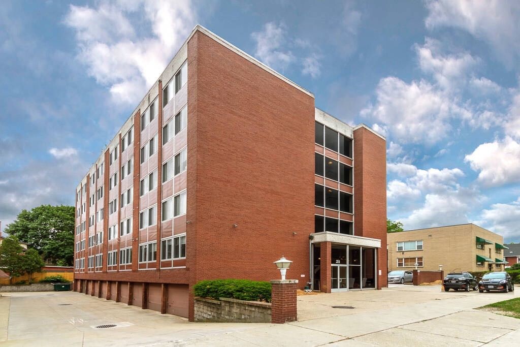 Foto principal - 211 N Portage Path
