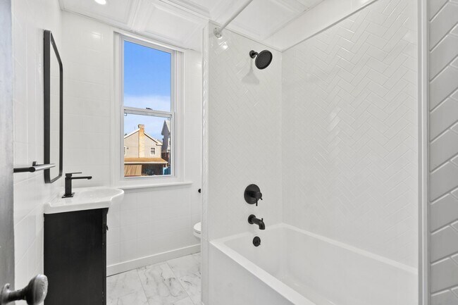 Foto del edificio - Spacious 5 Bedroom 1.5 Bathroom Home in Ha...