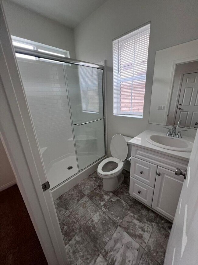 Building Photo - 5 Bedrooms For Rent - 3970 E Catalina St