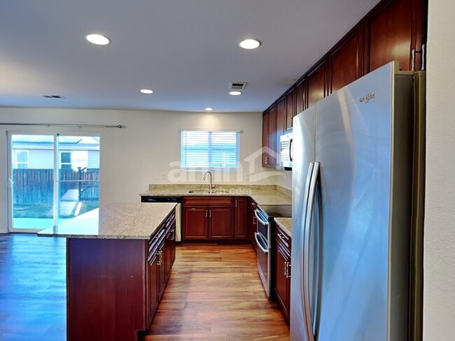 Foto del edificio - 5366 N Laredo St