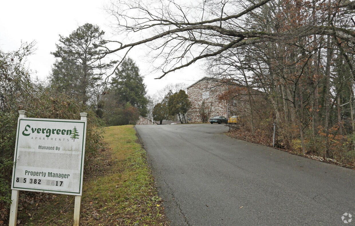 Foto principal - Live in Comfort at Evergreen Apartments in...