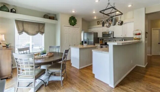 Building Photo - 1333 Lookout Springs Dr
