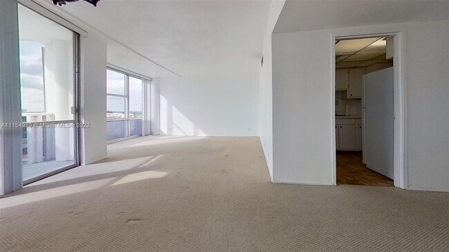 Building Photo - 900 Bay Dr
