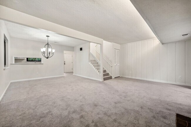 Foto del edificio - **NO OPEN HOUSE 8/8 DUE TO INCLEMENT WEATH...