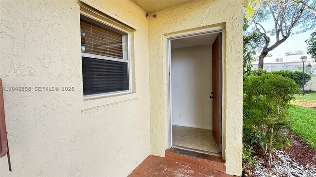 Foto del edificio - 5525 N Lakewood Cir