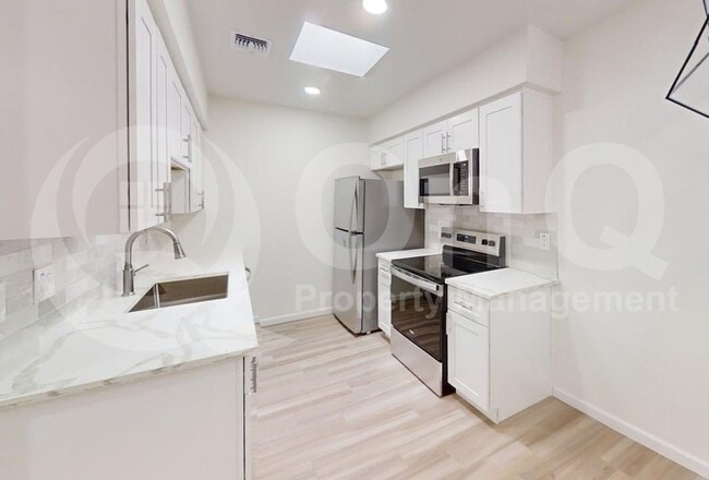 Building Photo - 426 W Pontiac Dr