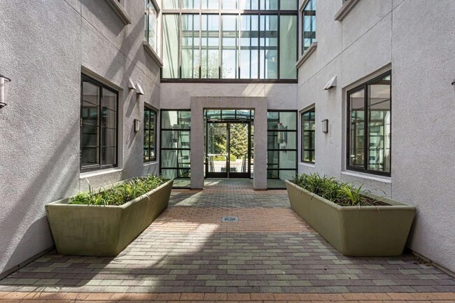Foto del edificio - 10745 North De Anza Boulevard, Unit 117