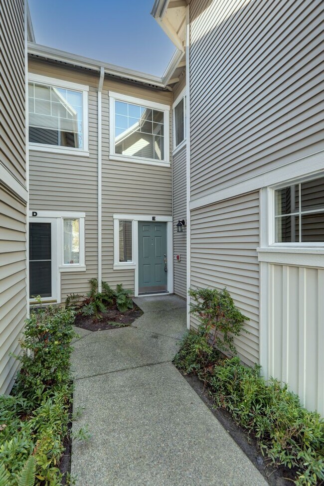 Building Photo - Beautiful 3bd, 2.5ba Townhome available in...