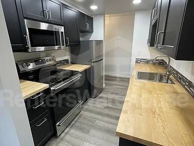 Building Photo - Shoreline Condo-Great Location!