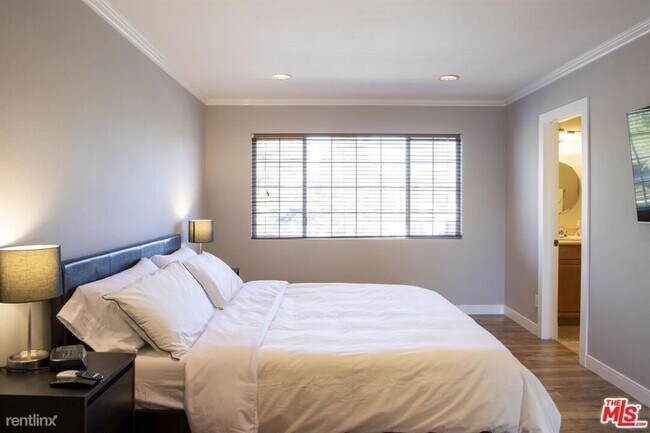 Building Photo - 3 br, 3 bath House - 6501 Vanalden Ave Uni...