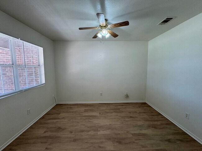 Foto del edificio - 4600 Greyhound Dr