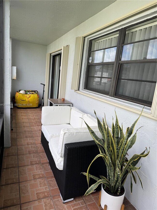 Foto del edificio - 18250 Mediterranean Blvd