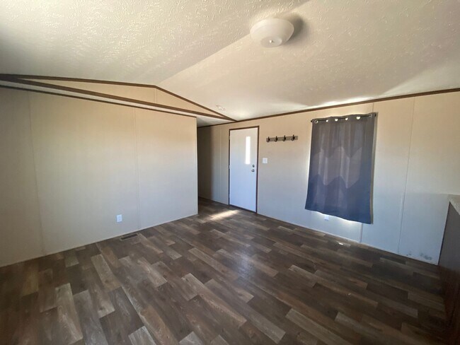 Foto del edificio - HOME FOR RENT IN THE FAR EASTSIDE