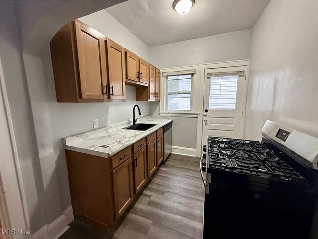 Building Photo - 810 Thayer St