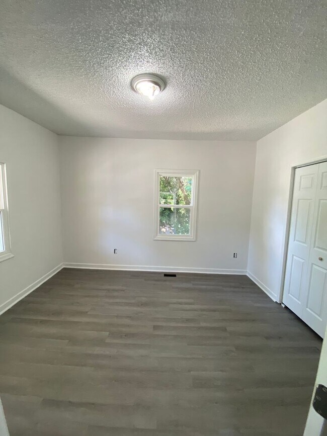 Foto del edificio - Renovated 3 bedroom home in Petersburg ava...