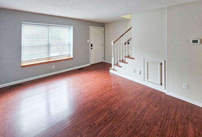 Foto del edificio - West Knoxville 37923 - 2 bedroom, 1.5 bath condo with hardwood floors - Contact Ryan Fogarty (865...