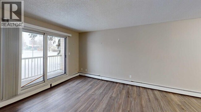 Photo du bâtiment - 10028-10105 105 Ave