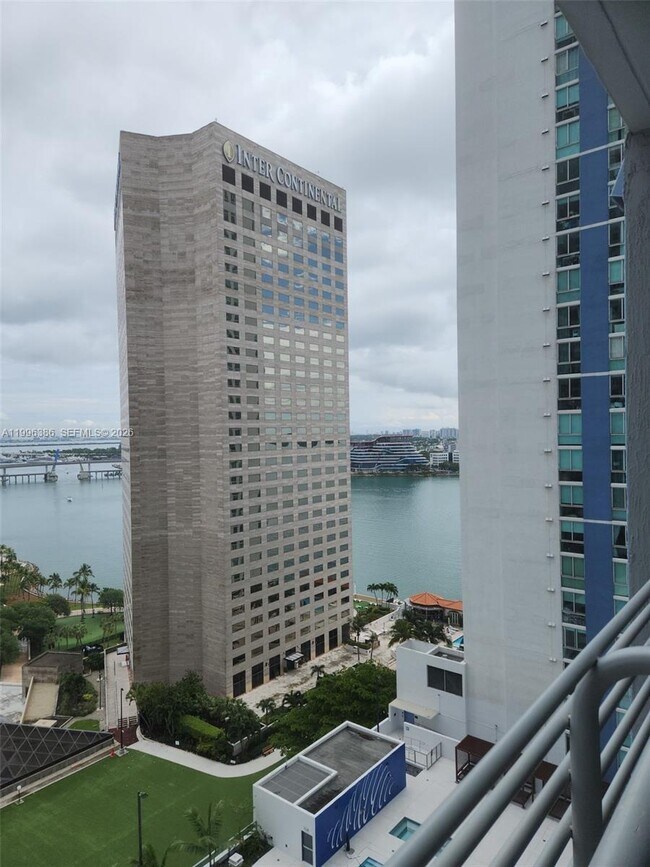 Foto del edificio - 325 S Biscayne Blvd