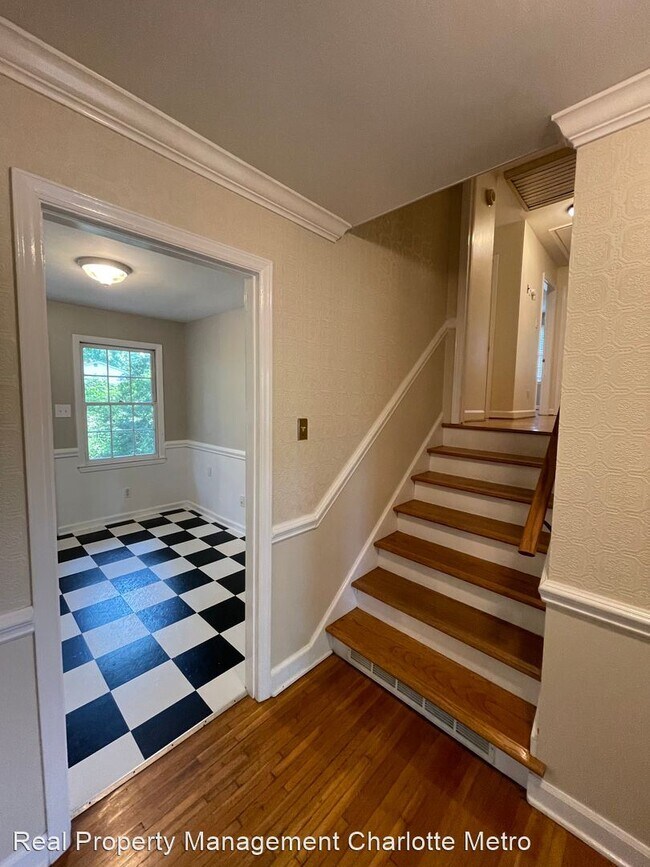 Building Photo - 3 br, 3 bath House - 1124 Linda Lane