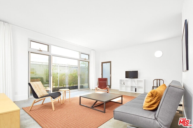 Building Photo - 558 Rose Ave