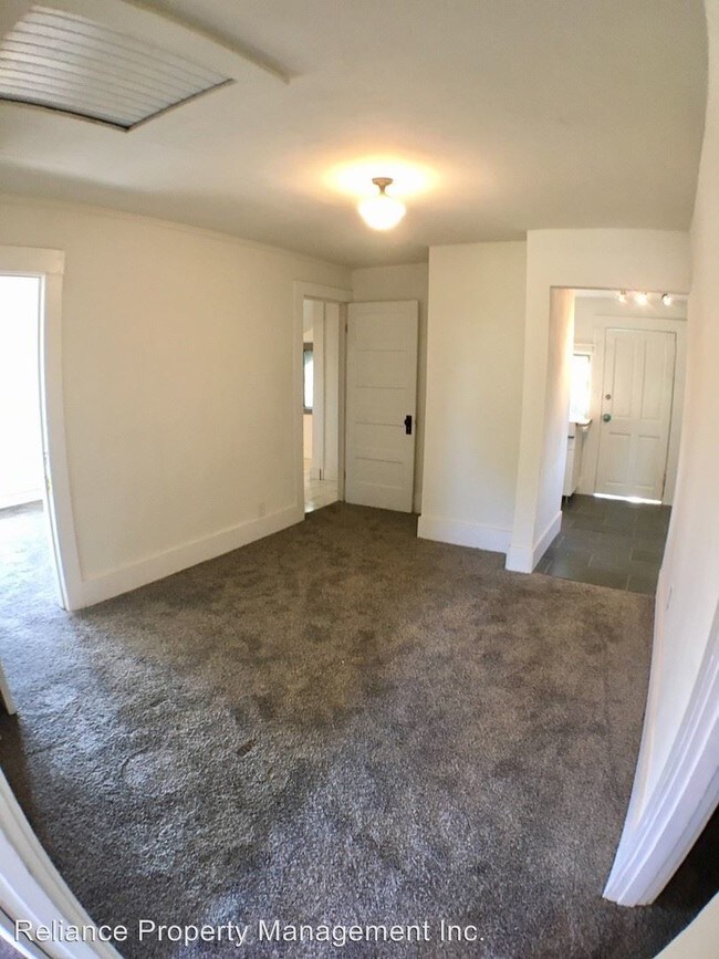 Foto del edificio - 6015-6017 SE 99th Ave