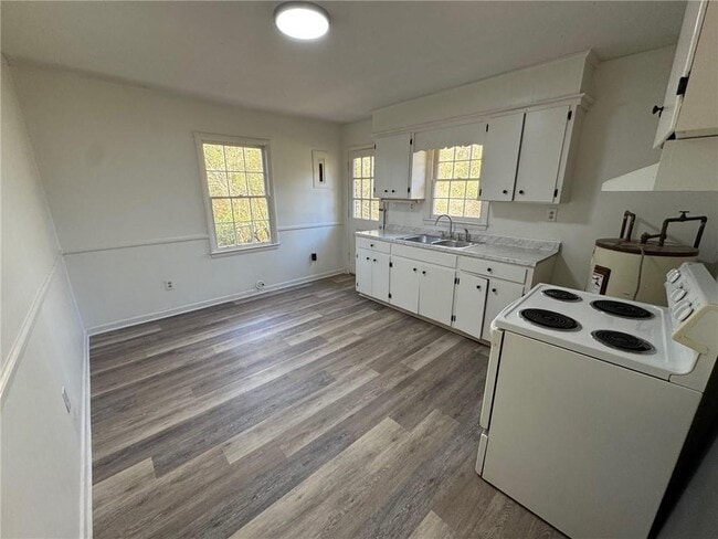 Building Photo - 1728 Tew Dr