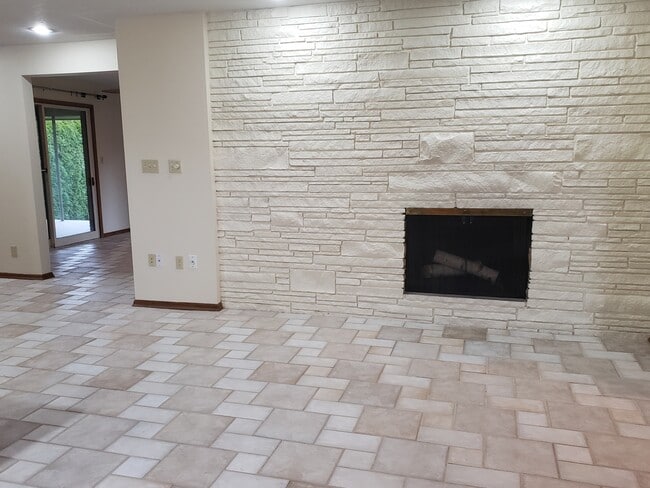 Building Photo - 1727 E Pinecrest Rd