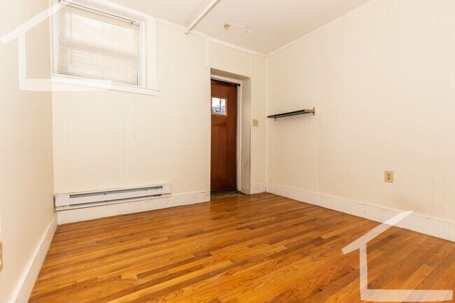 Building Photo - 4 bed and 2 bath unit