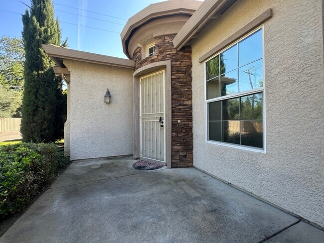 Building Photo - Beautiful, newly remodeled home in Fair Oaks!