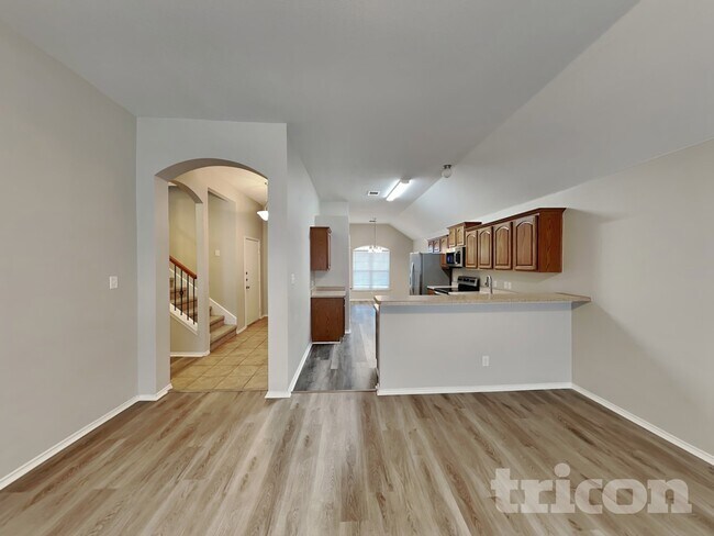 Building Photo - 1609 Hillside Dr