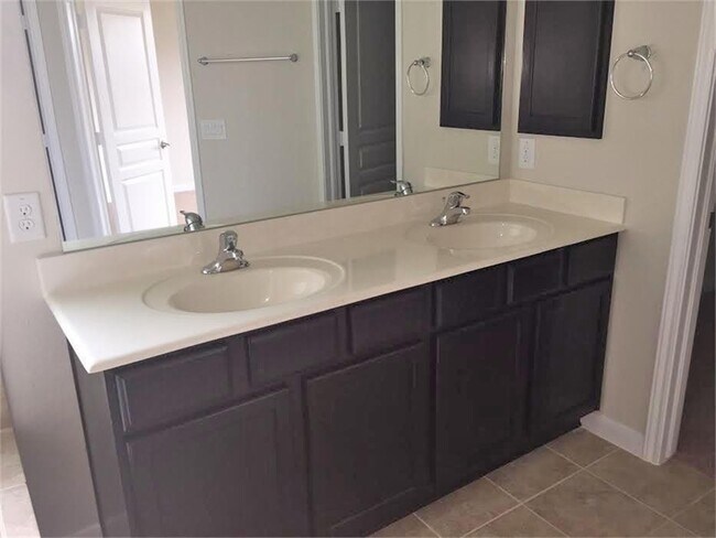 Foto del edificio - 16608 Spirit Lake Ct