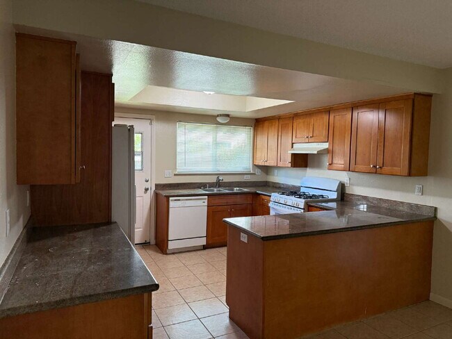 Building Photo - Large 3 bedroom apartment