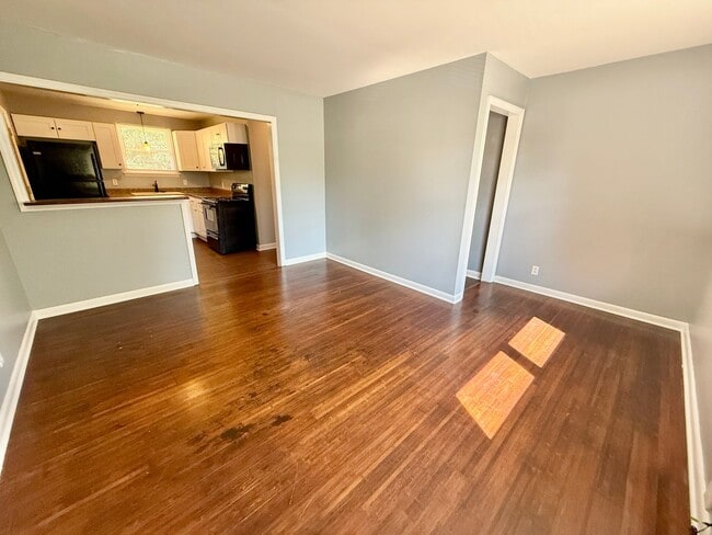 Building Photo - 2 Bedroom in Time for Fall! $1450