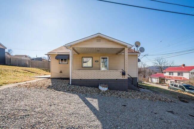 Foto del edificio - Beautiful 2 bedroom home in Port Vue available August 15!