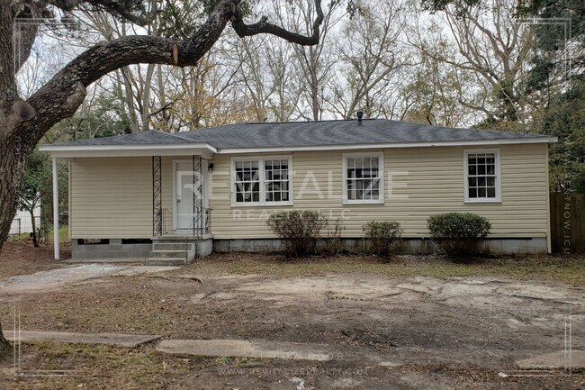 Building Photo - **$0 Deposit** Remodeled 4 Bed 1.5 Bath in...