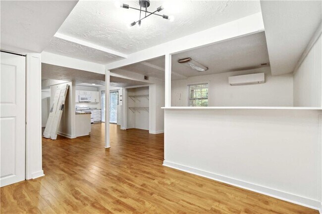 Building Photo - 721 Wedgewood Dr