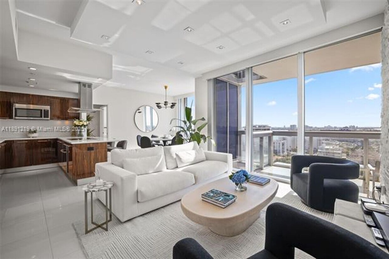 Foto principal - 6899 Collins Ave