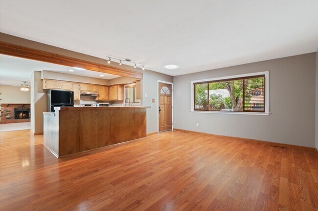 Building Photo - Move In Ready Northwest Reno