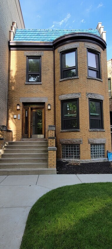 Primary Photo - 5739 N Winthrop Ave