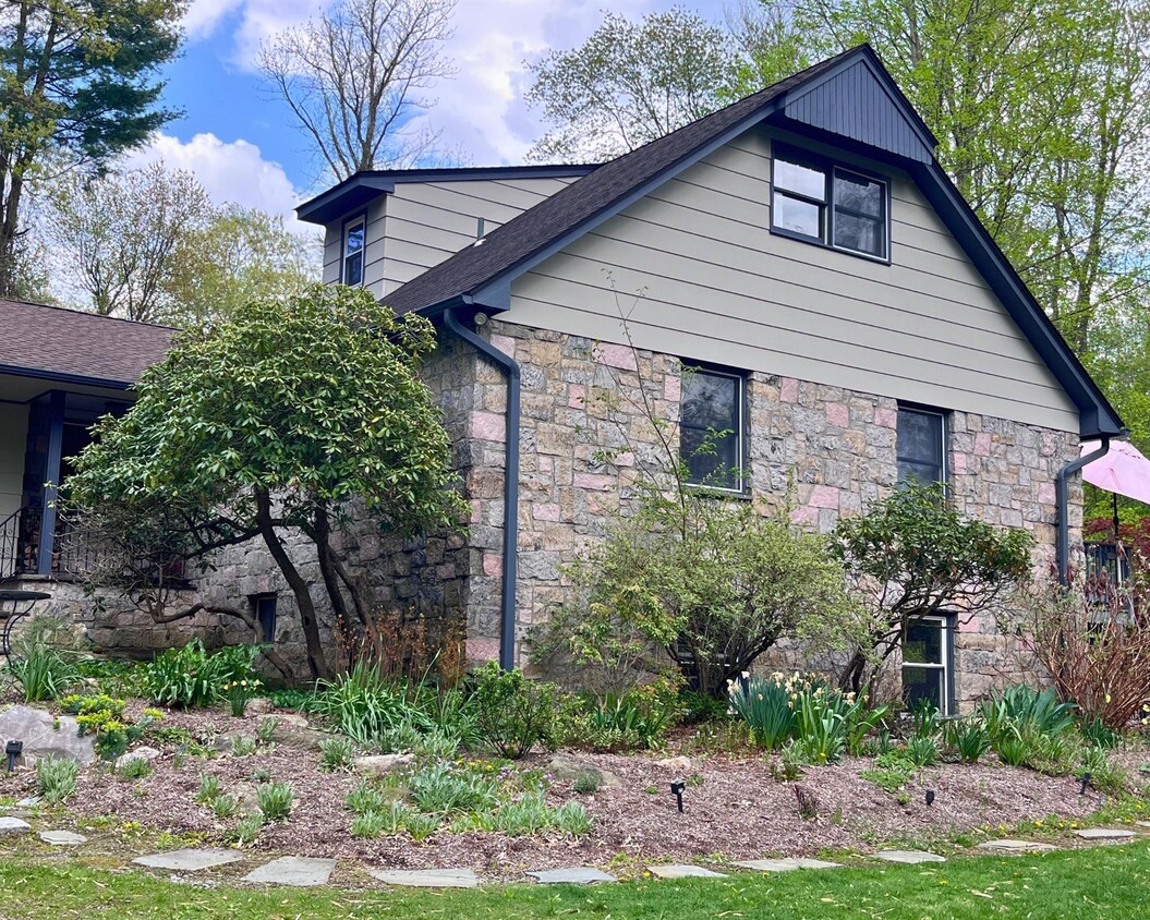 Primary Photo - 64 Belden Rd