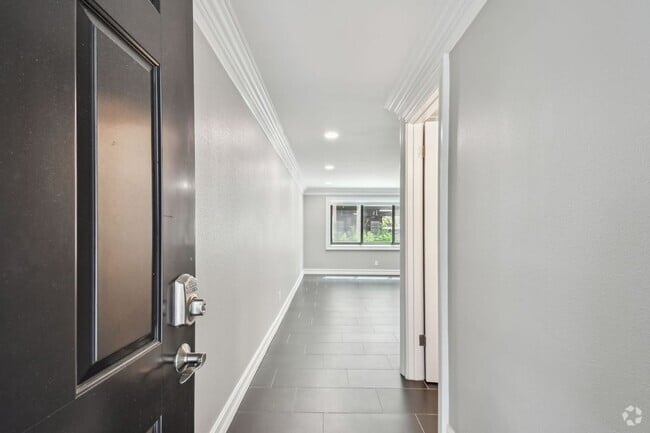 Building Photo - 2942 W Bay Dr