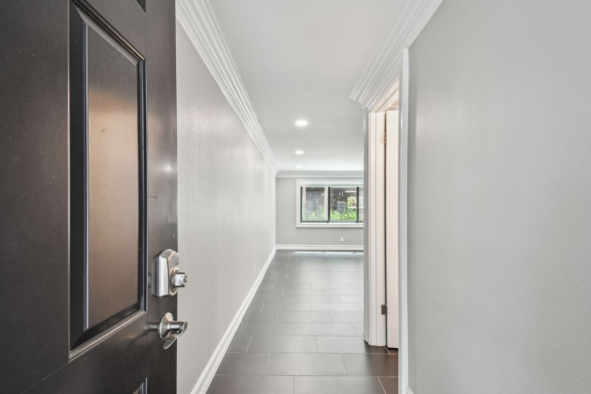 Foto principal - 2942 W Bay Dr