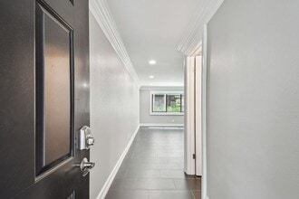Building Photo - 2942 W Bay Dr