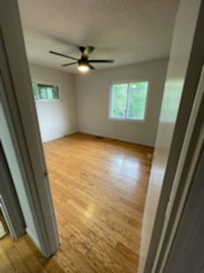Building Photo - Large 4 Bedroom 2 Bathroom House for Rent
