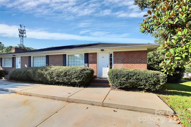 Building Photo - 1005 Rainbow Dr