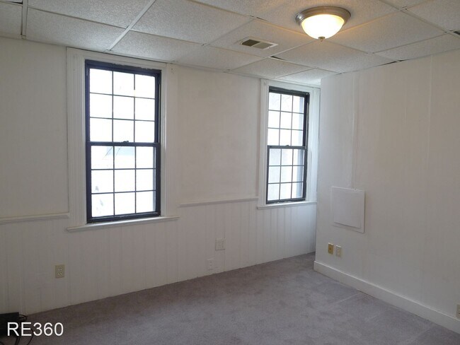 Building Photo - 3 br, 1 bath House - 29 Welsh Way  South S...